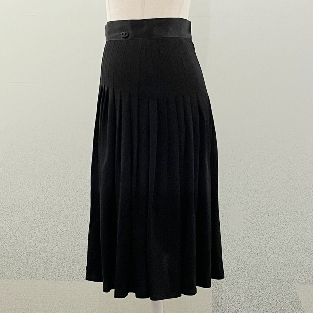 CHANEL(シャネル)のCHANEL スカート ココマーク プリーツ バックジップ サテン レディースのスカート(その他)の商品写真