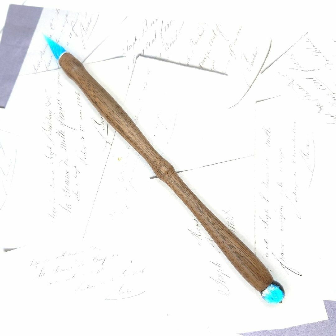 ウォルナット　木軸ガラスペン　No.16　ホタルガラス　ブルー　細身　蓄光 水色 ハンドメイドの文具/ステーショナリー(その他)の商品写真