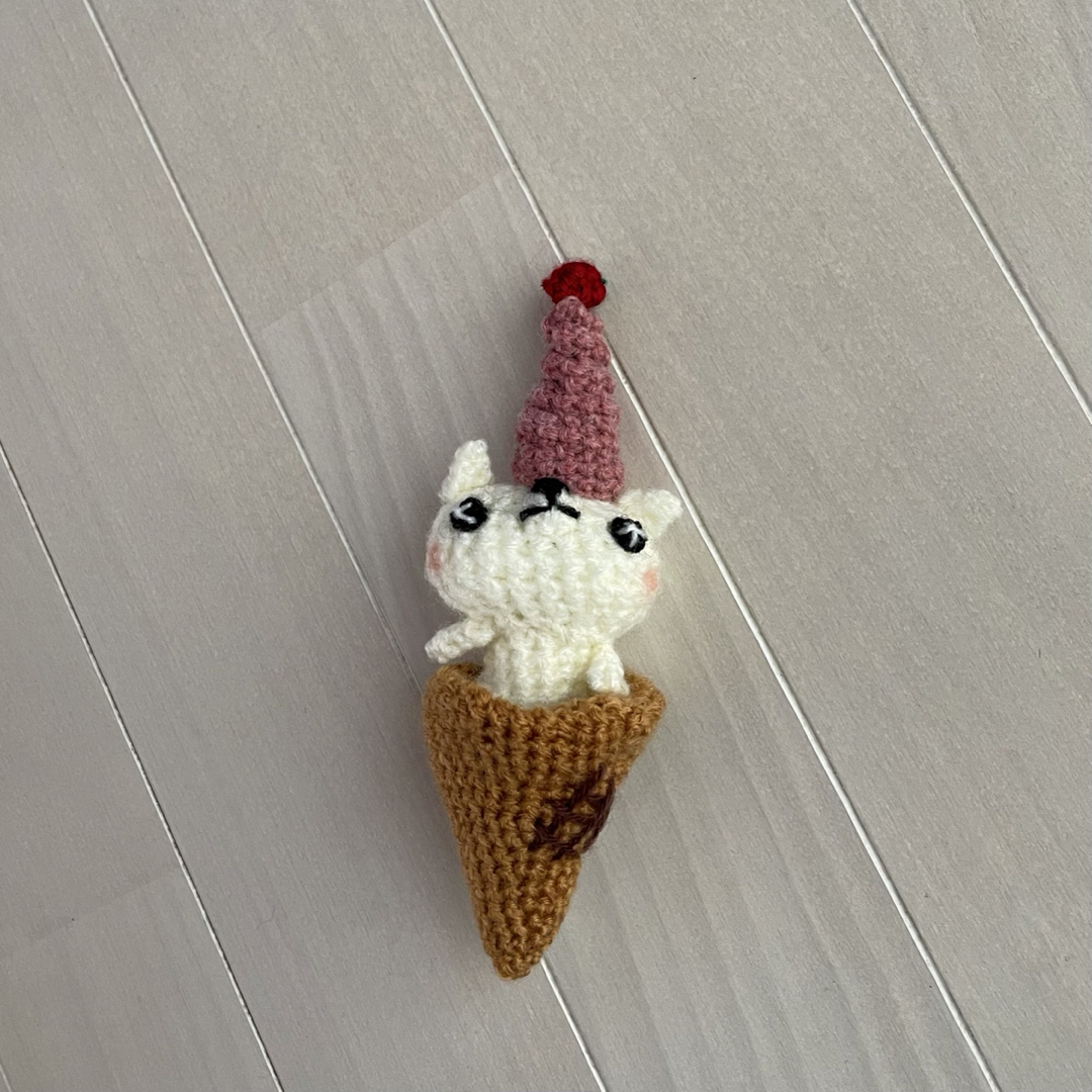 苺ソフトクリームと猫 ハンドメイドのぬいぐるみ/人形(あみぐるみ)の商品写真