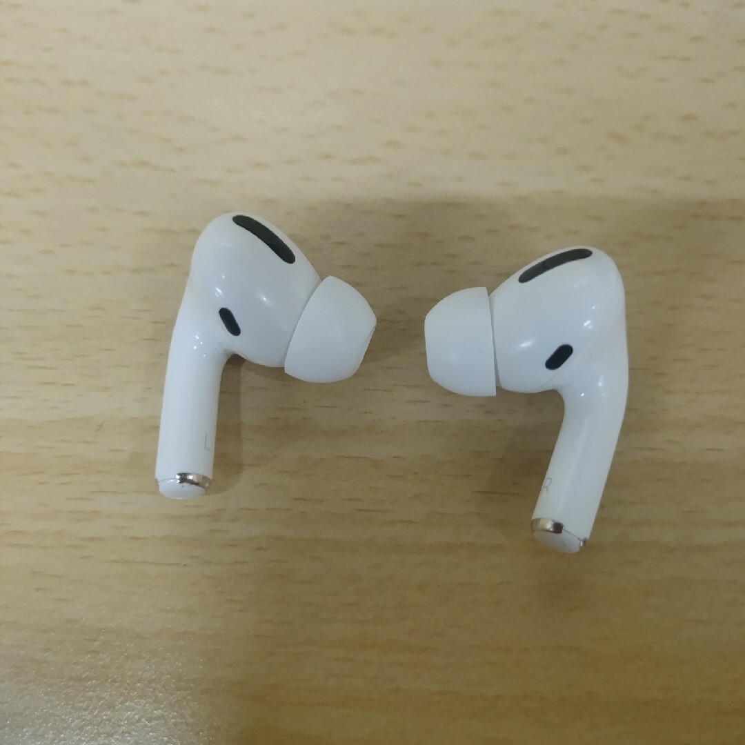 Apple(アップル)のAirPods Proジャンク スマホ/家電/カメラのオーディオ機器(ヘッドフォン/イヤフォン)の商品写真