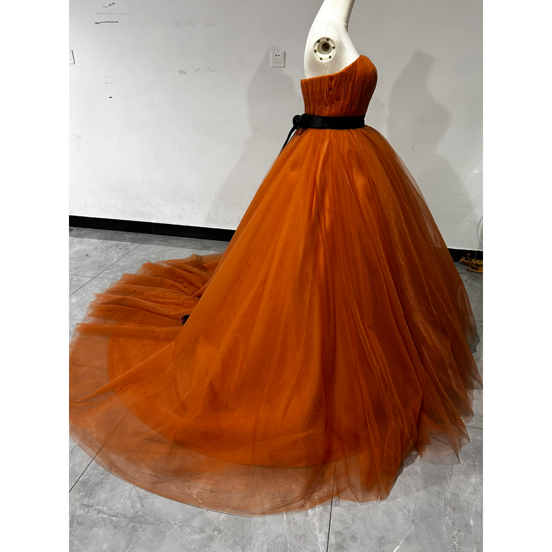 パーティードレス オレンジ サッシュベルト ベアトップ ソフトチュール 披露宴 レディースのフォーマル/ドレス(ウェディングドレス)の商品写真