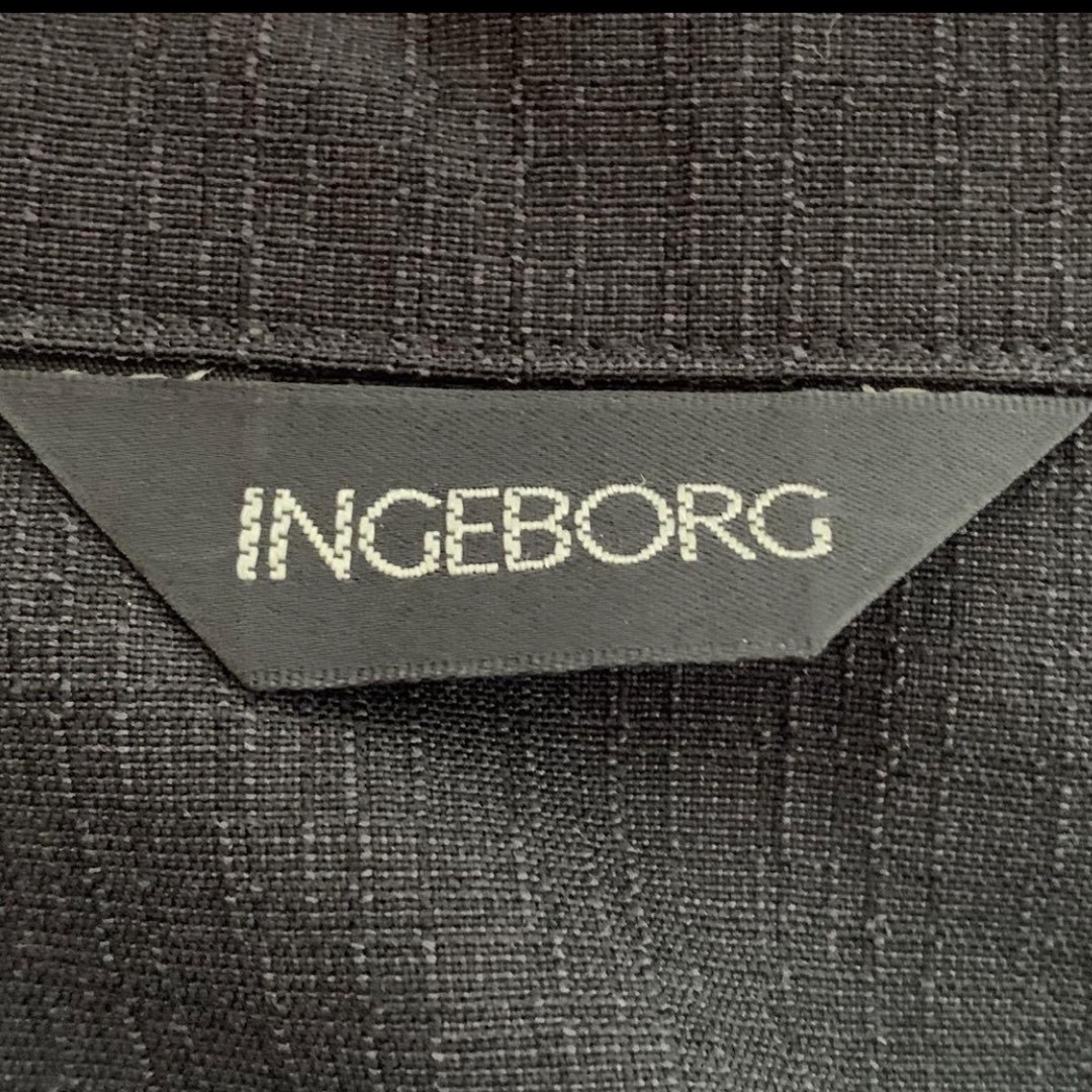 INGEBORG(インゲボルグ)のINGEBORG  黒ブラウス　未使用品 レディースのトップス(シャツ/ブラウス(半袖/袖なし))の商品写真