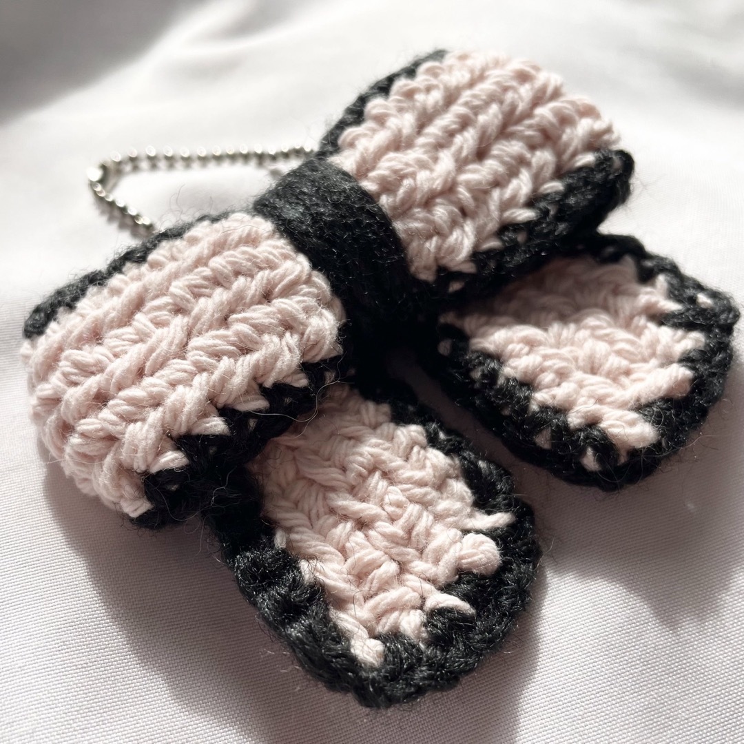 韓国風リボンチャーム　編み物/かぎ針編み ハンドメイドのファッション小物(バッグチャーム)の商品写真