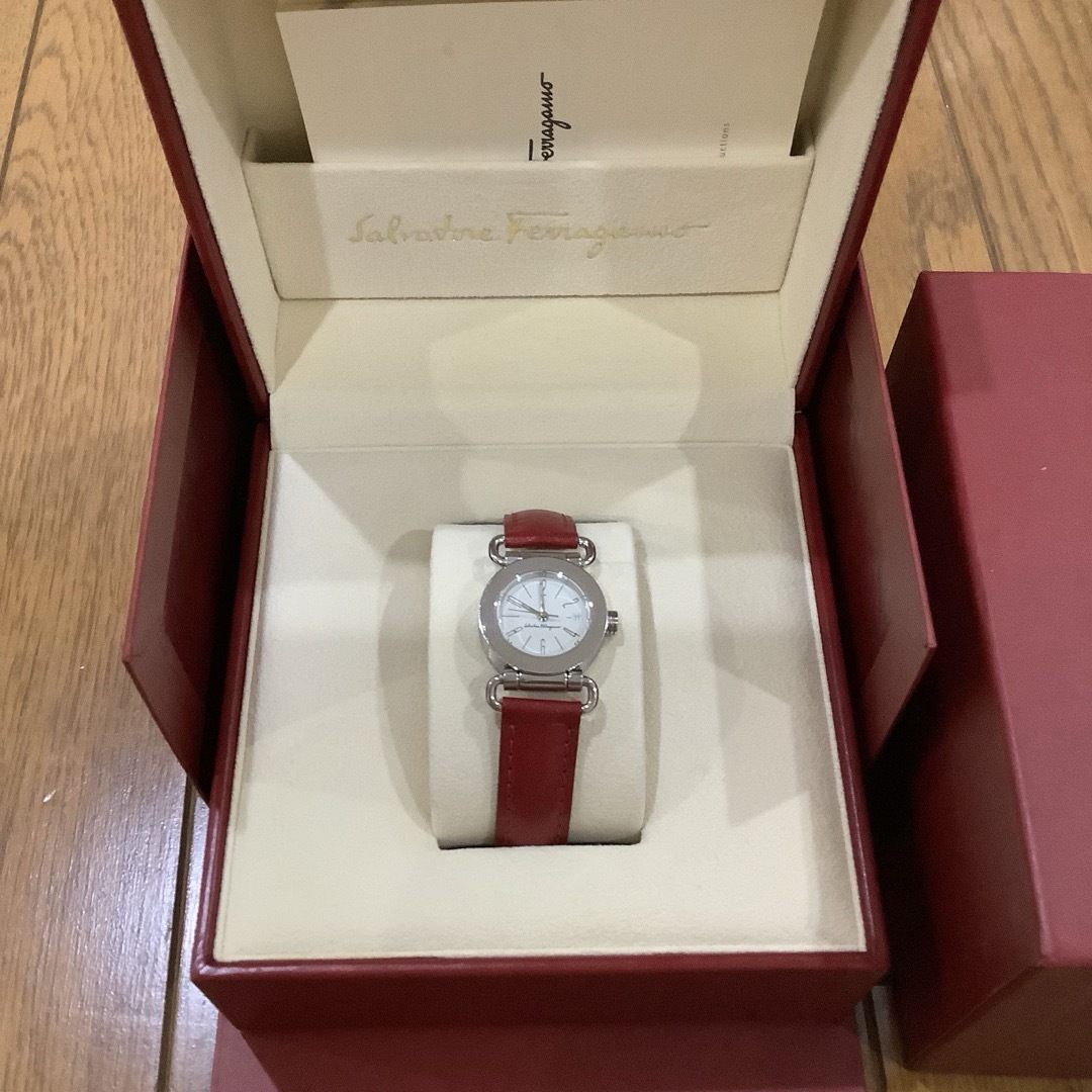 Salvatore Ferragamo(サルヴァトーレフェラガモ)のサルヴァトーレフェラガモ　レディース　時計　レザーベルト赤　稼働品 レディースのファッション小物(腕時計)の商品写真