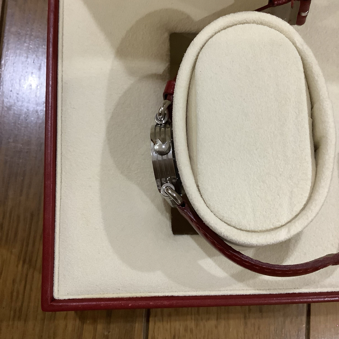 Salvatore Ferragamo(サルヴァトーレフェラガモ)のサルヴァトーレフェラガモ　レディース　時計　レザーベルト赤　稼働品 レディースのファッション小物(腕時計)の商品写真