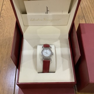 サルヴァトーレフェラガモ(Salvatore Ferragamo)のサルヴァトーレフェラガモ　レディース　時計　レザーベルト赤　稼働品(腕時計)