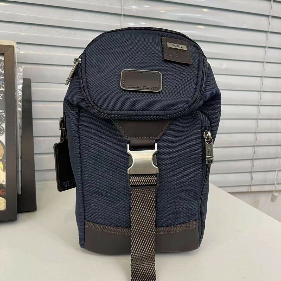 TUMI(トゥミ)の未使用 TUMI Woodland ボディバッグ ネイビーブルー メンズのバッグ(バッグパック/リュック)の商品写真