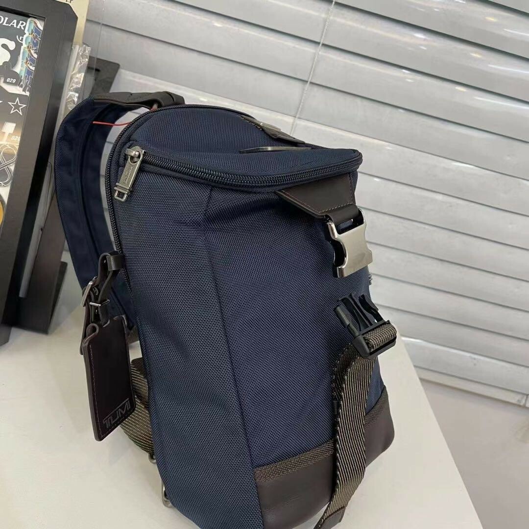 TUMI(トゥミ)の未使用 TUMI Woodland ボディバッグ ネイビーブルー メンズのバッグ(バッグパック/リュック)の商品写真