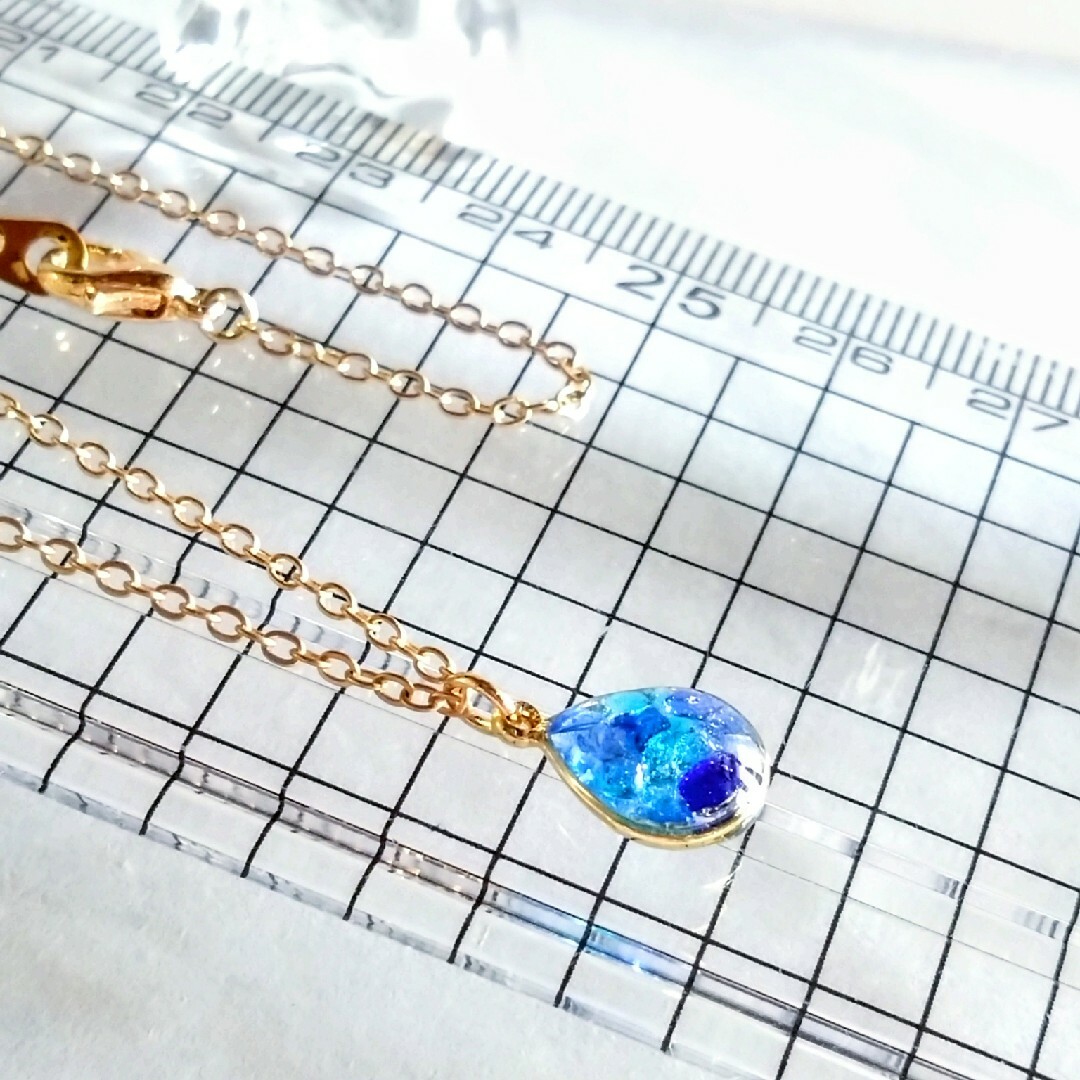 小さな雫のペンダント(瑠璃色の海✧琉球ガラス) ハンドメイドのアクセサリー(ネックレス)の商品写真