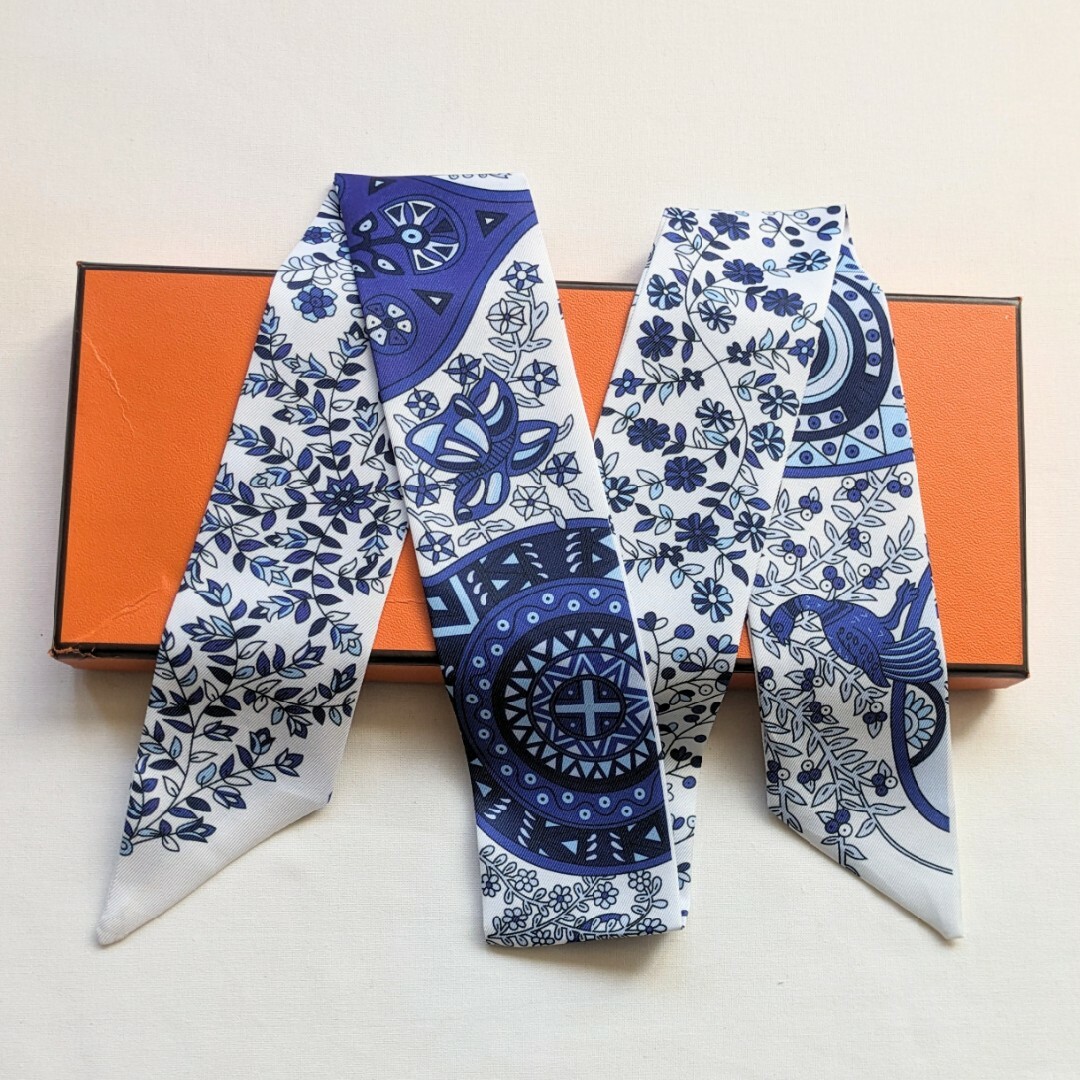 【新品未使用】ツイリースカーフ　生命の木　ホワイト&ブルー レディースのファッション小物(バンダナ/スカーフ)の商品写真
