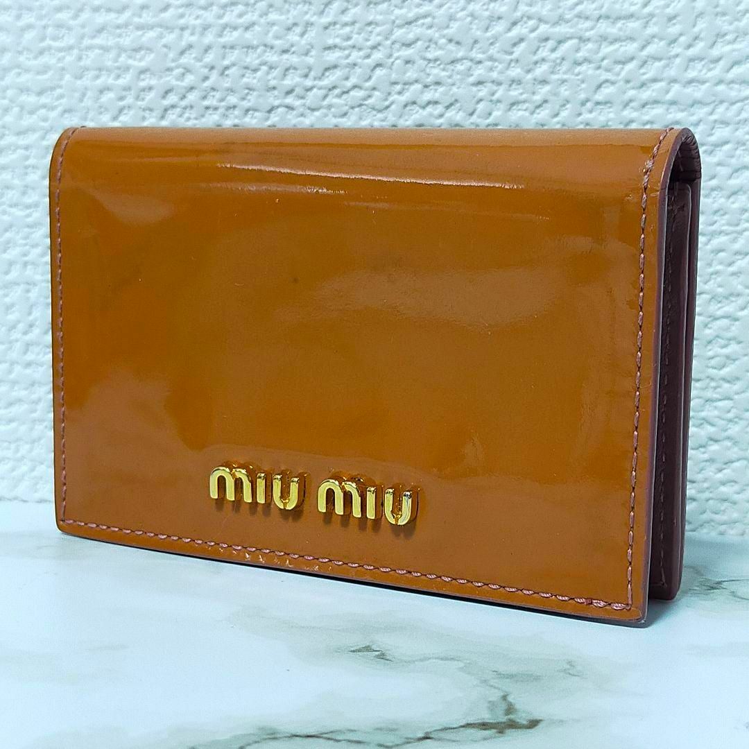 miumiu(ミュウミュウ)のMIUMIU ミュウミュウ 名刺入れ カードケース エナメル ピンクベージュ レディースのファッション小物(名刺入れ/定期入れ)の商品写真