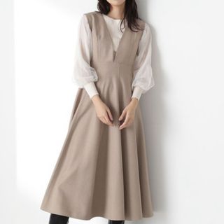 NATURAL BEAUTY BASIC - 【美品】NATURAL BEAUTY BASIC Vネックフレアジャンスカ