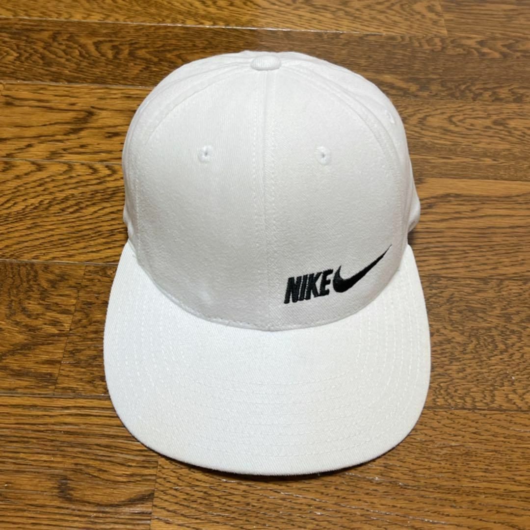 NIKE(ナイキ)の90s NIKE ナイキ キャップ ホワイト 刺繍ロゴ スウッシュ メンズの帽子(キャップ)の商品写真