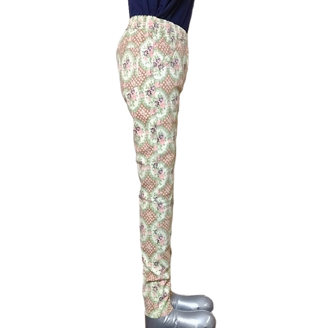 【新品】花柄 ストレッチ カジュアルパンツ ベージュ ボトムス レディースのパンツ(カジュアルパンツ)の商品写真
