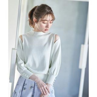 トッコクローゼット(TOCCO closet)のtocco closet 袖口パール付きオープンショルダーニットプルオーバー(ニット/セーター)