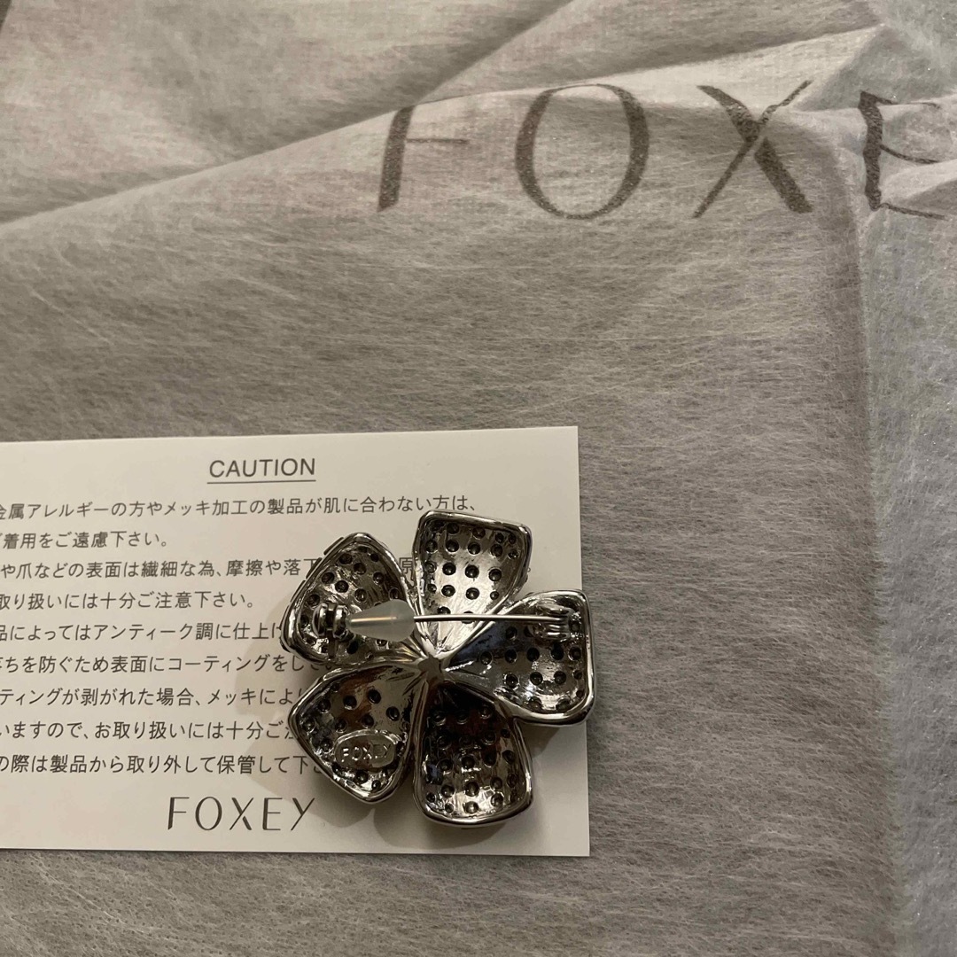 FOXEY(フォクシー)のFOXEY フォクシー　ブローチ レディースのアクセサリー(ブローチ/コサージュ)の商品写真