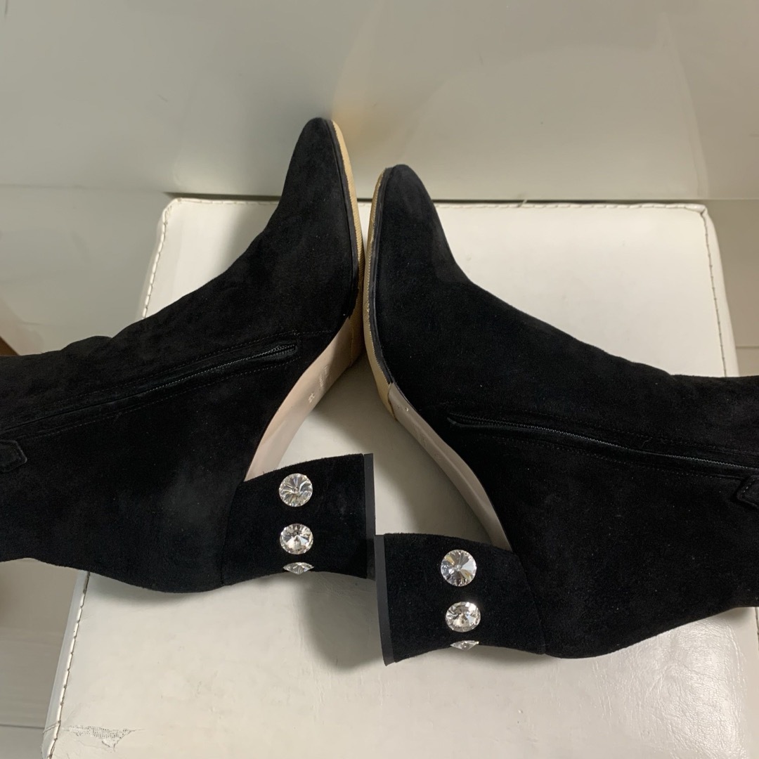 miumiu(ミュウミュウ)のミュウミュウ　ブラックスエード　ビジュー　ショートブーツ レディースの靴/シューズ(ブーツ)の商品写真