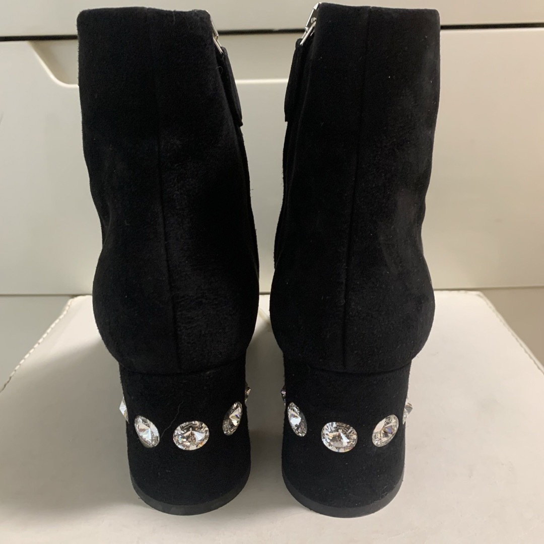 miumiu(ミュウミュウ)のミュウミュウ　ブラックスエード　ビジュー　ショートブーツ レディースの靴/シューズ(ブーツ)の商品写真