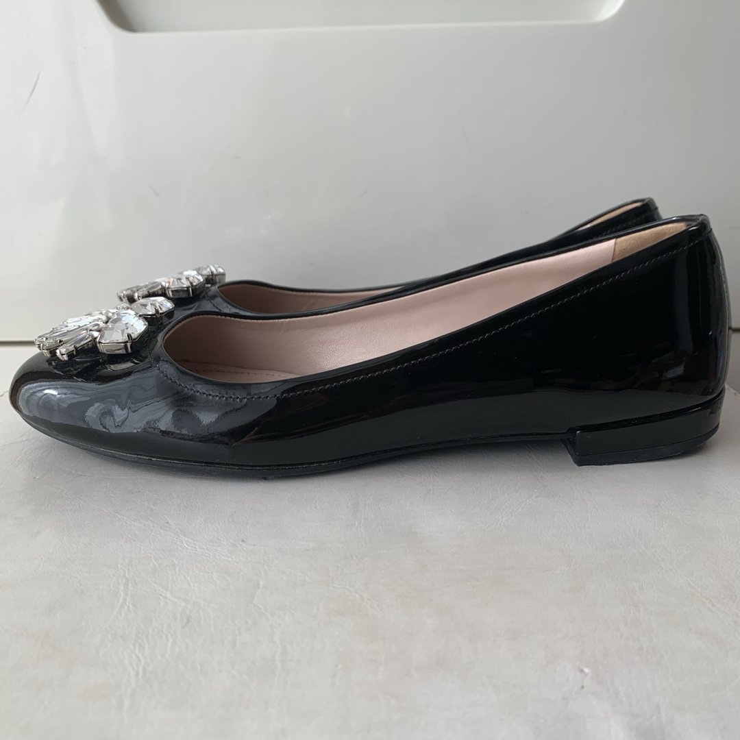 miumiu(ミュウミュウ)のミュウミュウ　ブラックパテント　ビジュー　パンプス レディースの靴/シューズ(ハイヒール/パンプス)の商品写真