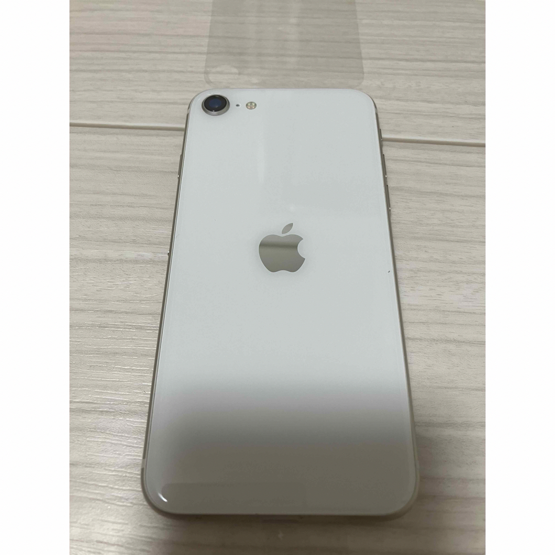 Apple(アップル)のApple iPhoneSE 第３世代　64GB スターライト白　中古 スマホ/家電/カメラのスマートフォン/携帯電話(スマートフォン本体)の商品写真