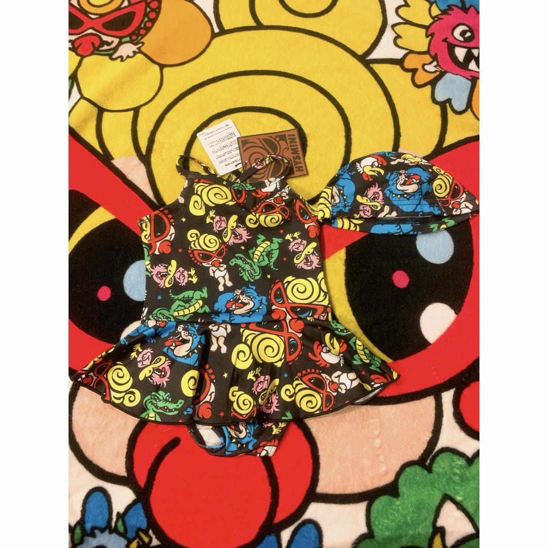 HYSTERIC MINI(ヒステリックミニ)の✨レア限定品✨HYSTERIC MINI 総柄ワンピ水着　キャップ付き　ブラック キッズ/ベビー/マタニティのキッズ服女の子用(90cm~)(水着)の商品写真