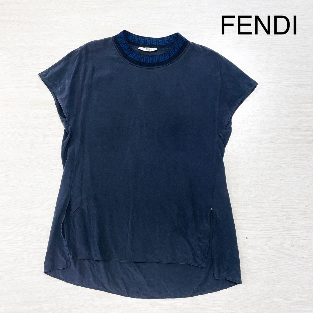 FENDI(フェンディ)のFENDI FFロゴ/ズッカ柄 モックネック シルクフレンチスリーブ ブラウス レディースのトップス(カットソー(半袖/袖なし))の商品写真