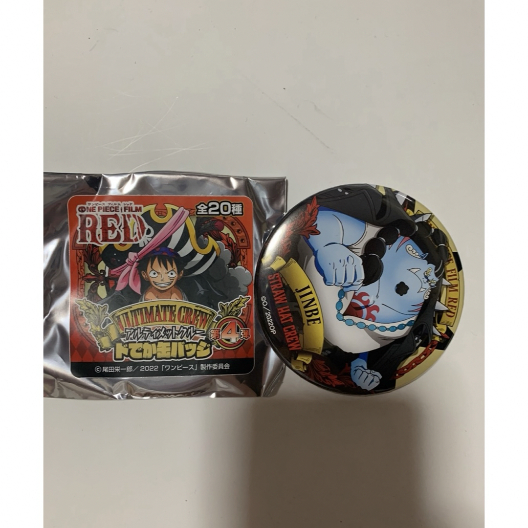 ONE PIECE(ワンピース)のワンピース　ジンベエ　ドでか缶バッジ　RED ① エンタメ/ホビーのアニメグッズ(バッジ/ピンバッジ)の商品写真