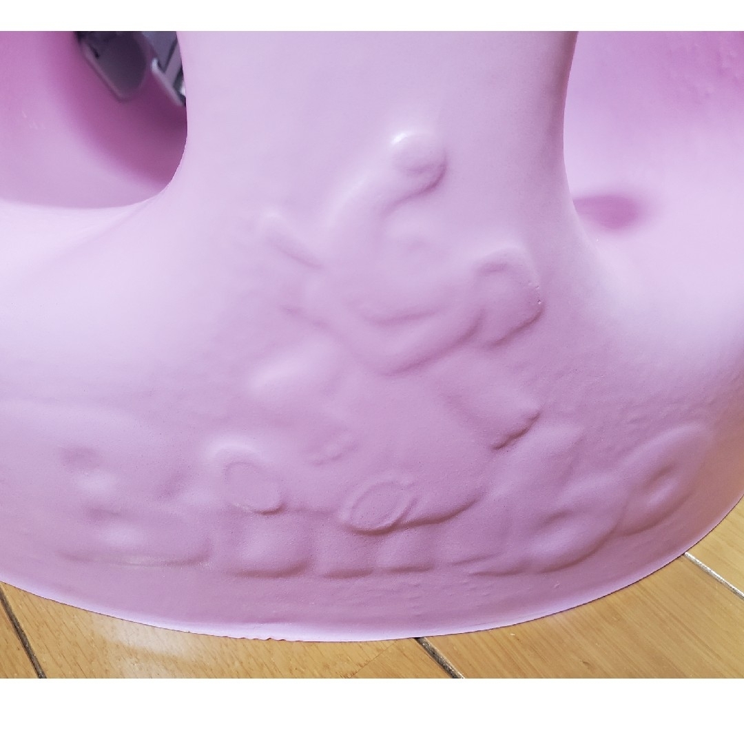 Bumbo(バンボ)の【セール中のみ割引】バンボ(ベルト付き)　さくらピンク キッズ/ベビー/マタニティの授乳/お食事用品(その他)の商品写真