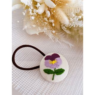 ヘアゴム  くるみボタン　刺繍　パンジー(ヘアゴム/シュシュ)