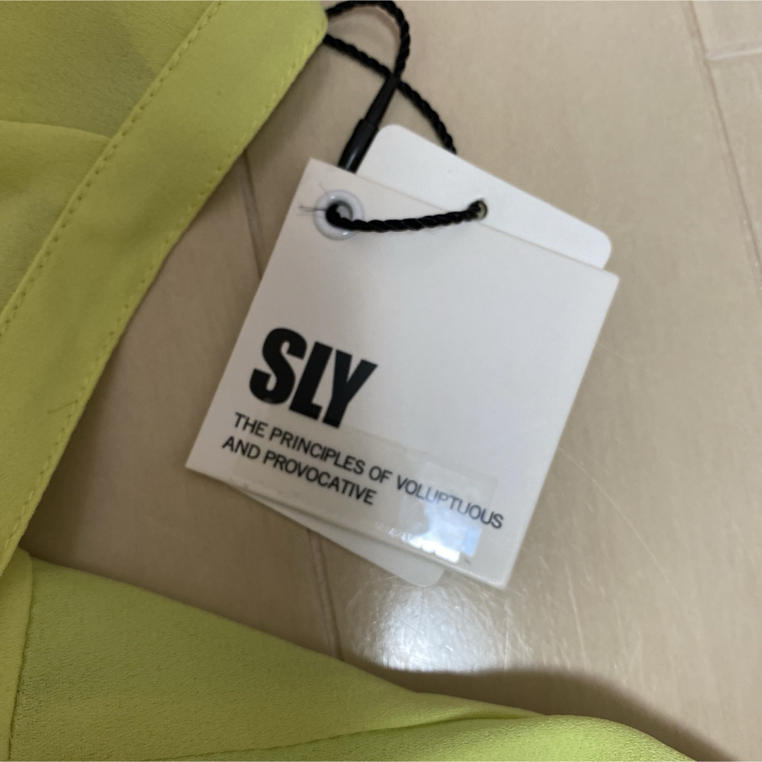 SLY(スライ)の新品　SLY ワンピース　黄色　イエロー　ミニワンピース レディースのワンピース(ミニワンピース)の商品写真