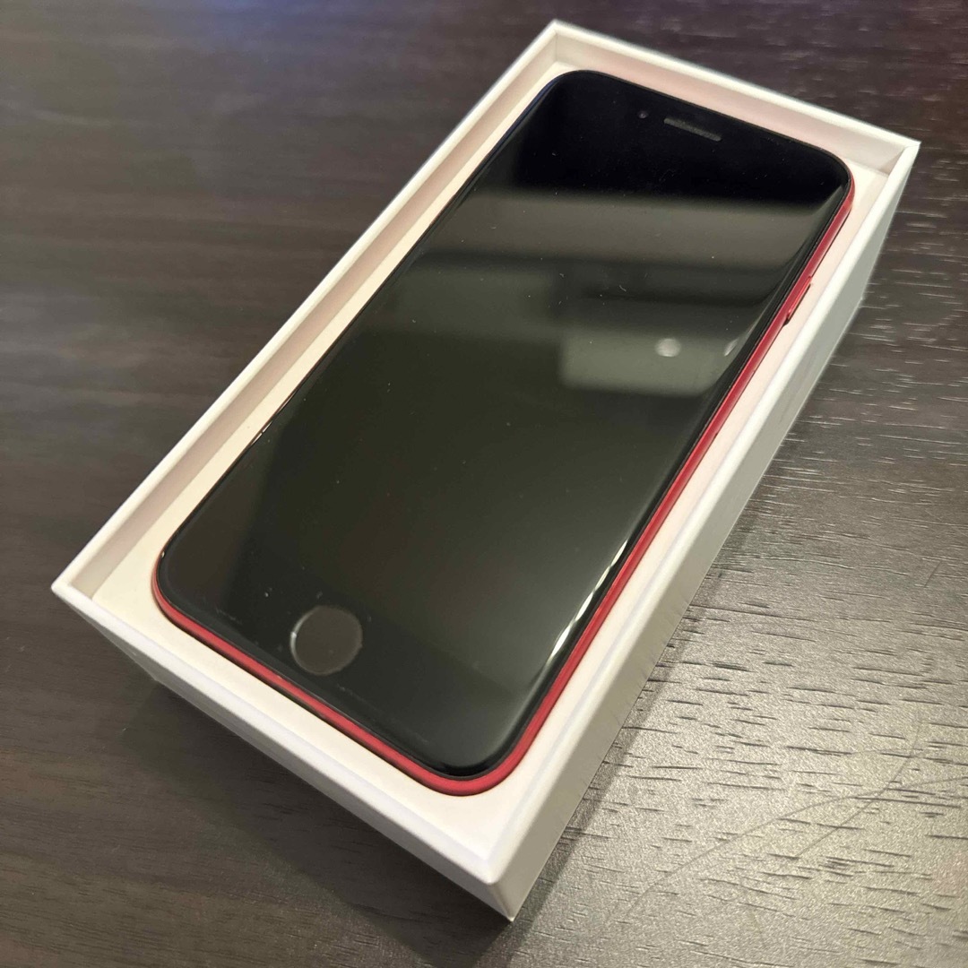 Apple(アップル)のiPhone SE(第二世代) Red 128GB スマホ/家電/カメラのスマートフォン/携帯電話(スマートフォン本体)の商品写真