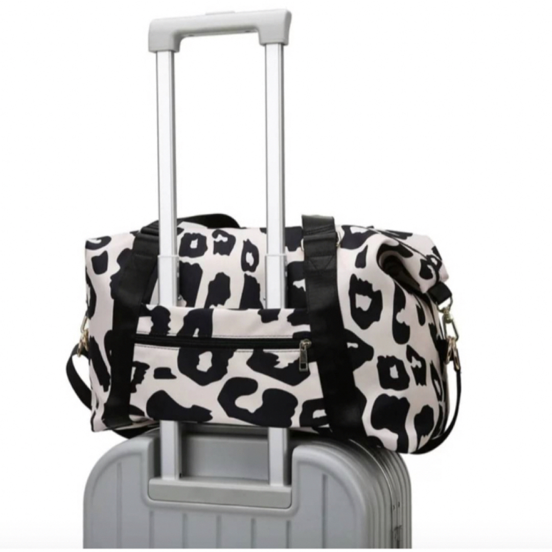 ボストンバッグ　トラベルバッグ　旅行バッグ　ヒョウ柄　レオパード柄　白　黒 レディースのバッグ(ボストンバッグ)の商品写真