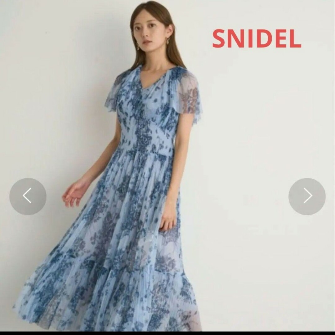 SNIDEL(スナイデル)の【お値下げ歓迎】SNIDEL プリント　ケープ　チュール　ドレス　ワンピース レディースのワンピース(ロングワンピース/マキシワンピース)の商品写真