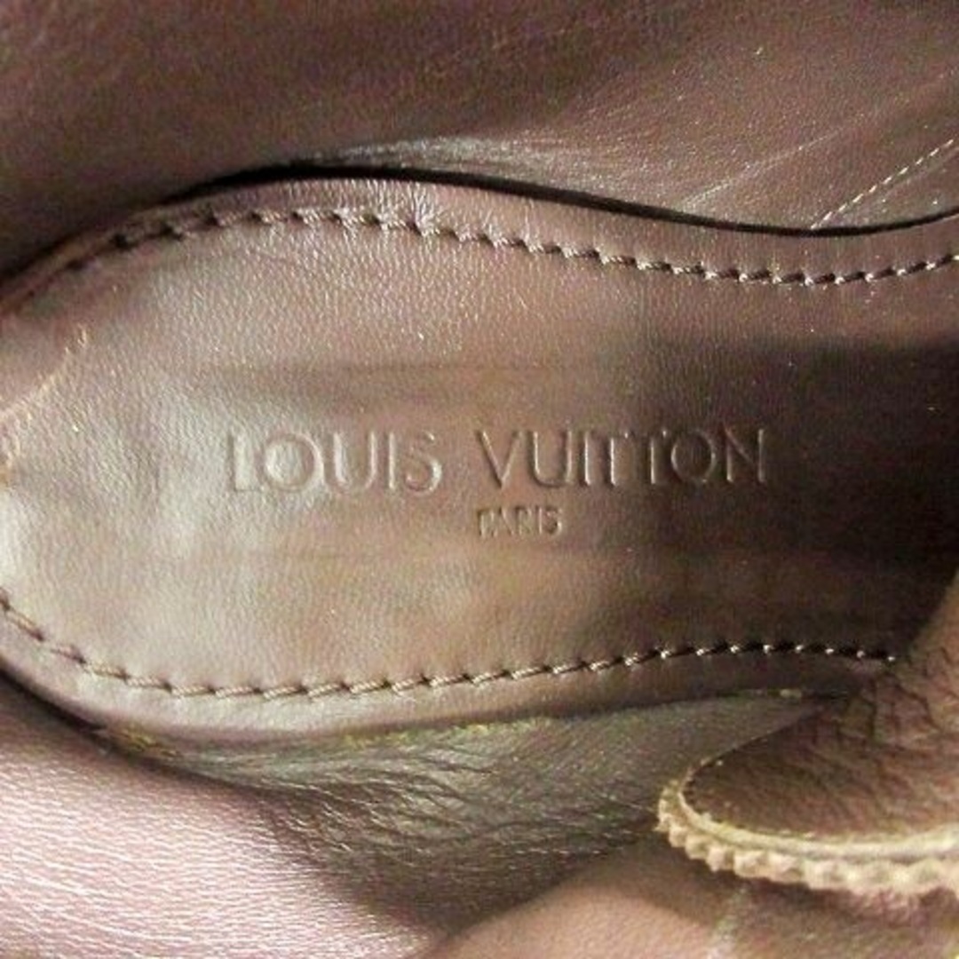 LOUIS VUITTON(ルイヴィトン)のルイヴィトン スエード チャッカブーツ アーモンドトゥ ウイングチップ 26.5 メンズの靴/シューズ(ブーツ)の商品写真