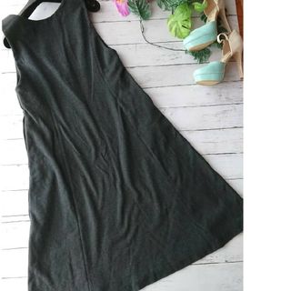 ユニクロ(UNIQLO)の美品！UNIQLO☆Vカット×ポケット付きストレッチニット風ワンピース(ひざ丈ワンピース)