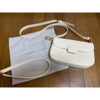 Charles and Keith - チャールズアンドキース Koa コア スクエアプッシュロックショルダーバッグ