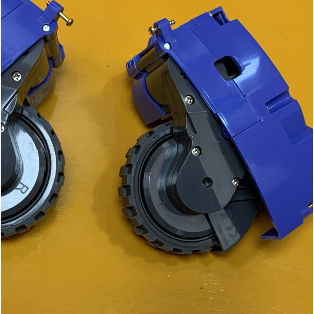 iRobot(アイロボット)のルンバ純正のタイヤモジュール スマホ/家電/カメラの生活家電(掃除機)の商品写真