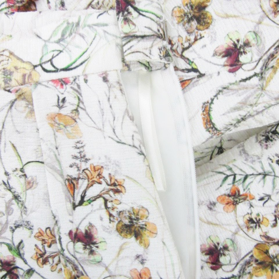 UNIVERVAL MUSE(ユニバーバルミューズ)のユニバーバル ミューズ フレアスカート ひざ丈 花柄 マルチカラー ホワイト 白 レディースのスカート(ひざ丈スカート)の商品写真
