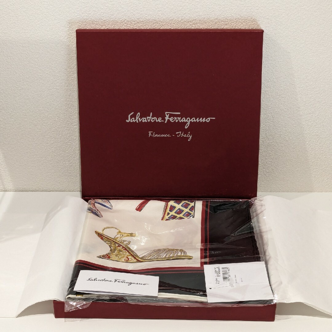 Salvatore Ferragamo(サルヴァトーレフェラガモ)の新品 Salvatore Ferragamo 大判スカーフ 未使用 フェラガモ レディースのファッション小物(バンダナ/スカーフ)の商品写真