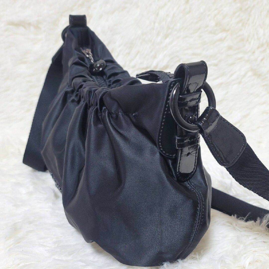 agnes b.(アニエスベー)の【極美品】アニエスベー ショルダーバッグバッグ ナイロン エナメル ブラック レディースのバッグ(ショルダーバッグ)の商品写真