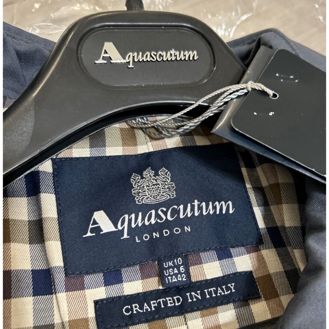 AQUA SCUTUM(アクアスキュータム)の新品　未使用　Aquascutumアクアスキュータム　トレンチコート　ネイビー レディースのジャケット/アウター(トレンチコート)の商品写真