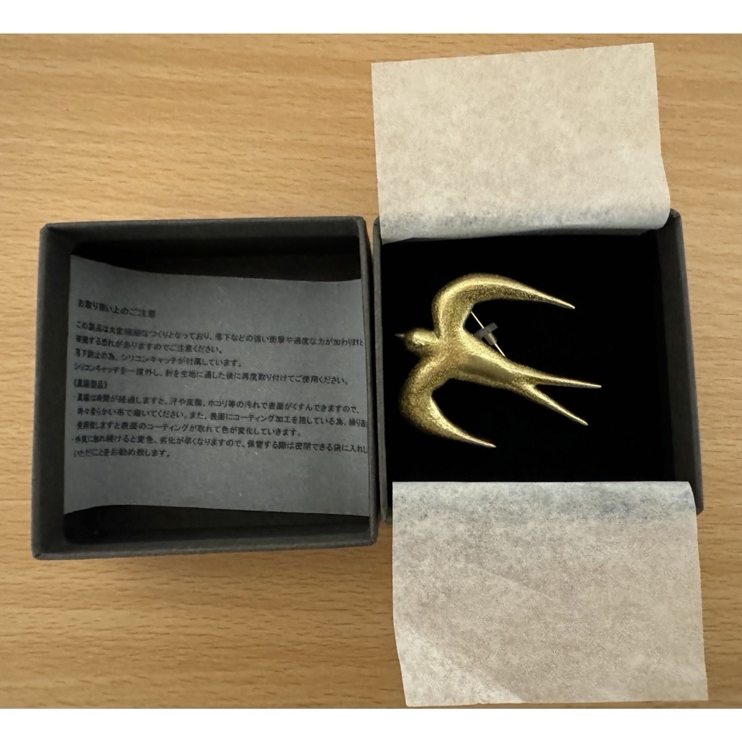 mina perhonen(ミナペルホネン)の未使用:ミナペルホネン hello swallow ブローチ ゴールド 正規品 レディースのアクセサリー(ブローチ/コサージュ)の商品写真