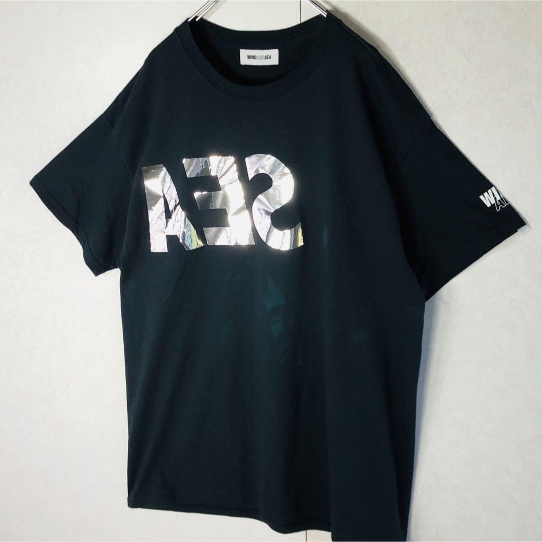 WIND AND SEA(ウィンダンシー)の【人気デザイン】ウィンダンシー ワンポインロゴ ホログラムゴロ Tシャツ 黒 メンズのトップス(Tシャツ/カットソー(半袖/袖なし))の商品写真