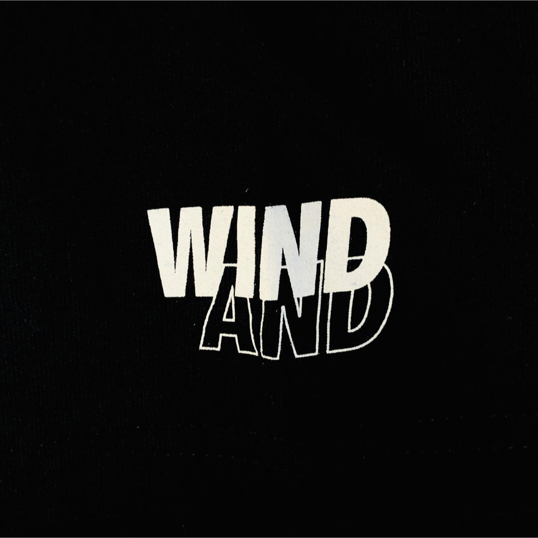 WIND AND SEA(ウィンダンシー)の【人気デザイン】ウィンダンシー ワンポインロゴ ホログラムゴロ Tシャツ 黒 メンズのトップス(Tシャツ/カットソー(半袖/袖なし))の商品写真