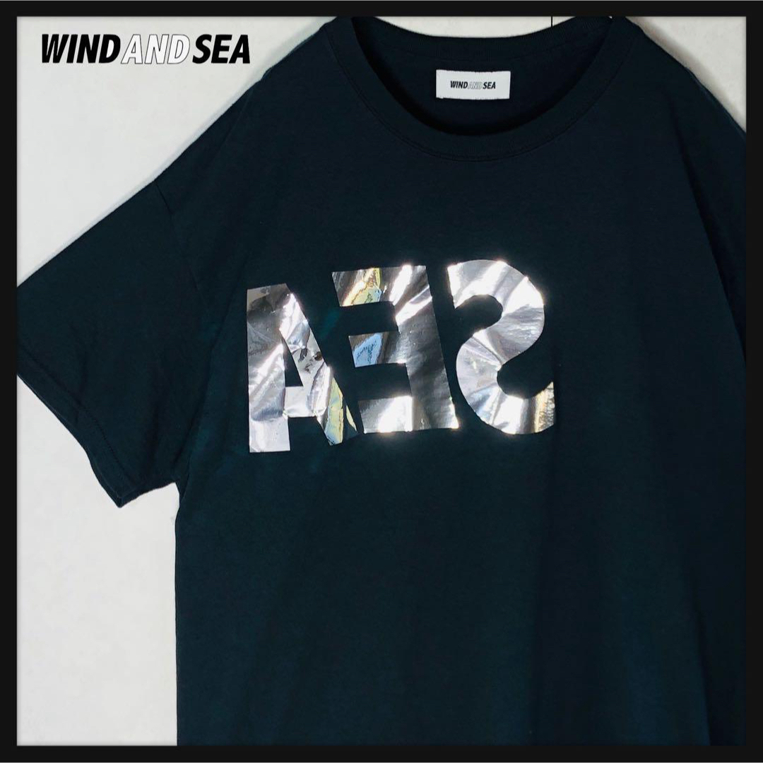 WIND AND SEA(ウィンダンシー)の【人気デザイン】ウィンダンシー ワンポインロゴ ホログラムゴロ Tシャツ 黒 メンズのトップス(Tシャツ/カットソー(半袖/袖なし))の商品写真