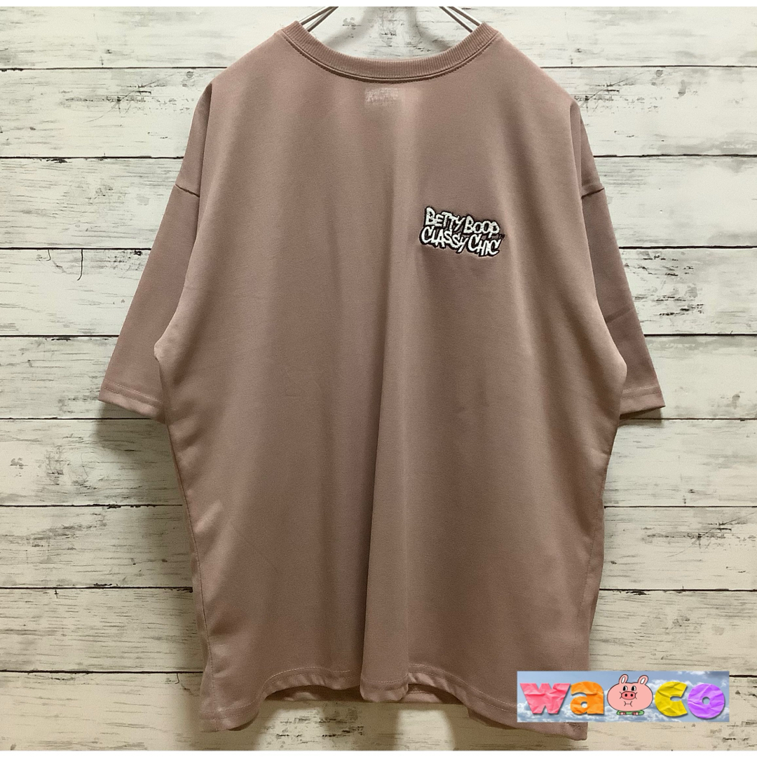 ベティ　サガラ　半袖　Tシャツ　レディース　アニメ　洋服　収納　棚　カットソー レディースのトップス(Tシャツ(半袖/袖なし))の商品写真