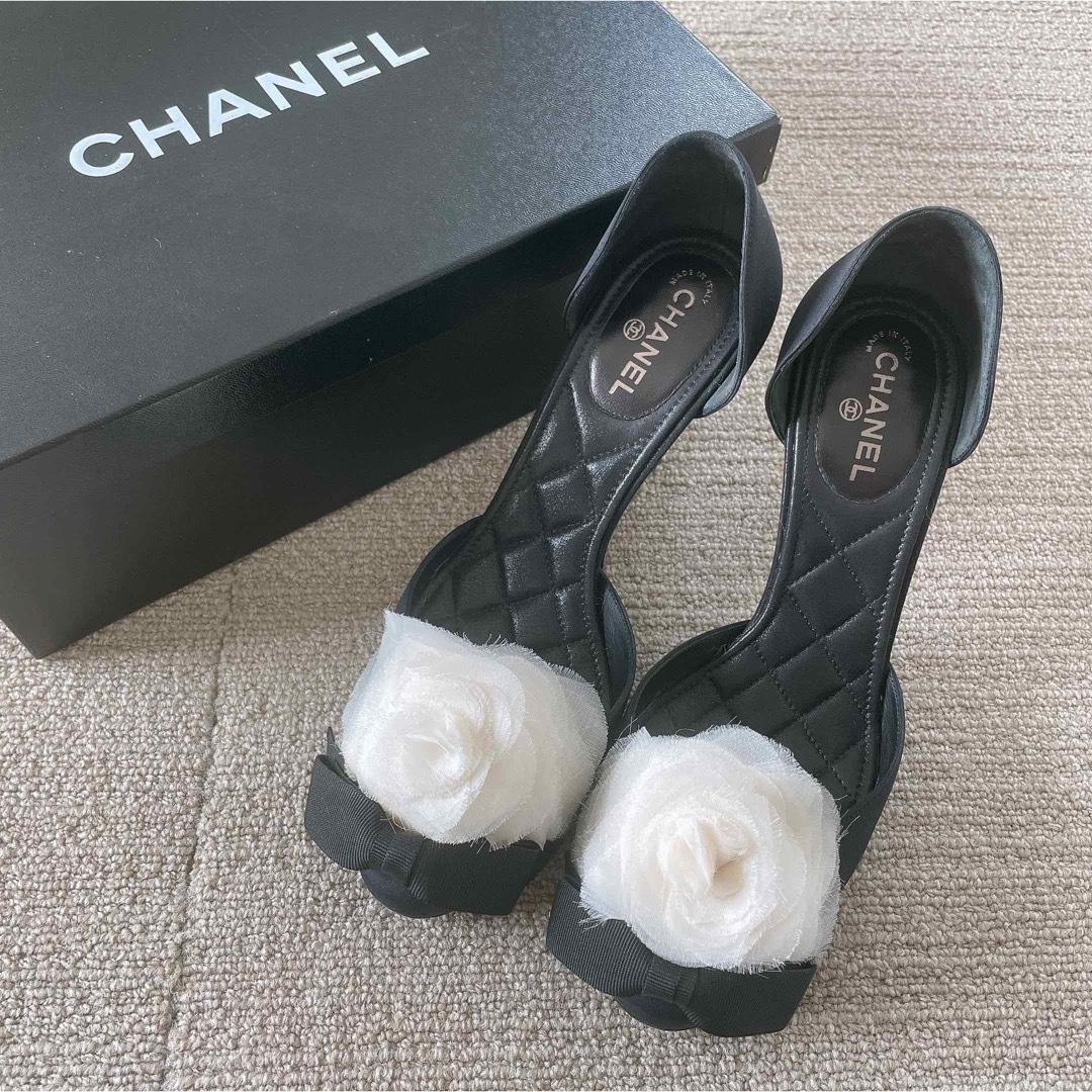 CHANEL(シャネル)のCHANELオーガンジーカメリアパンプス レディースの靴/シューズ(ハイヒール/パンプス)の商品写真