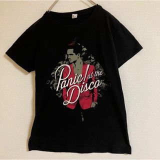 ミュージックティー(MUSIC TEE)のパニックアットザディスコロックバンドTシャツバンtバンTビッグロゴ半袖tシャツ黒(Tシャツ/カットソー(半袖/袖なし))