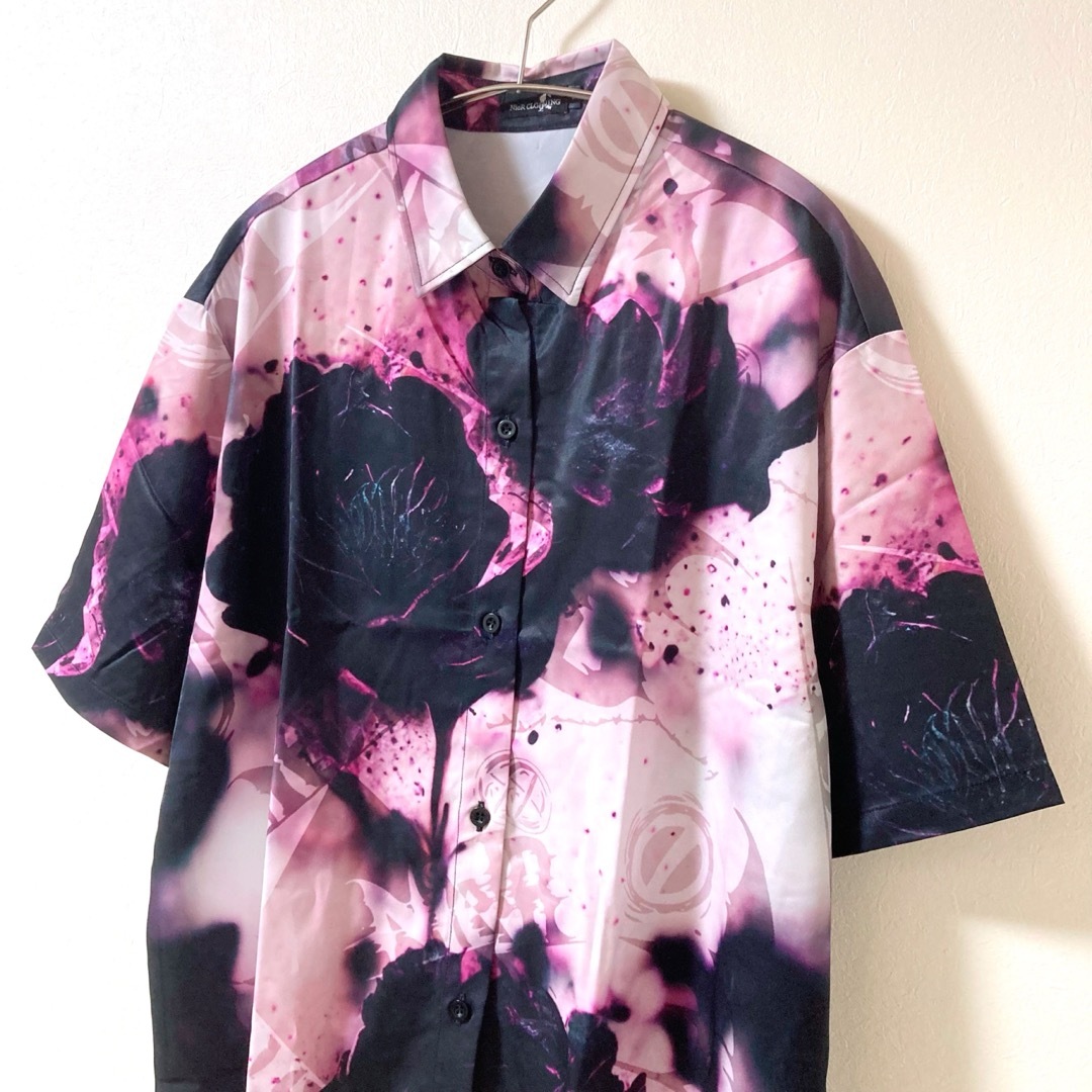 NieR Clothing(ニーアクロージング)のNieR ニーアクロージング★SHADE ROSE SHIRTS シャツ 半袖 レディースのトップス(シャツ/ブラウス(半袖/袖なし))の商品写真