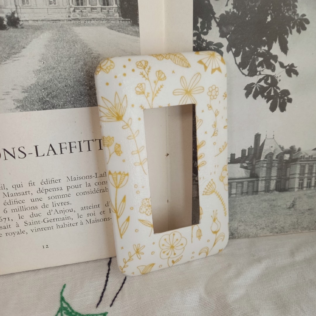 ピュアフラワーホワイト×ゴールド　1口タイプ　スイッチカバー ハンドメイドのインテリア/家具(インテリア雑貨)の商品写真